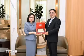 VNA Deputy General Director Doan Thi Tuyet Nhung (L) meets Chairman of the Board of Azerbaijan State News Agency (AZERTAC) Vugar Aliyev (Photo: VNA)