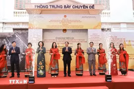 Minister of Foreign Affairs Bui Thanh Son (C) and other delegates cut the ribbon to open the exhibition. (Photo: VNA)