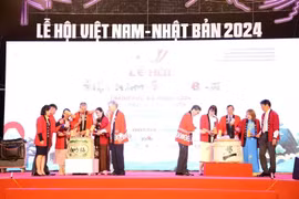 Delegates perform Sake barrel breaking ritual at the opening ceremony of Vietnam-Japan Festival (Photo: VNA)