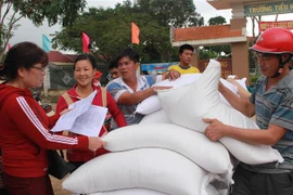 Over 58,000 kg of rice will be handed over to some provinces to be given to children (Photo: VNA)