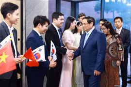 Prime Minister Pham Minh Chinh meets representatives from Vietnam’s embassy and other representative agencies and the Vietnamese community in the Republic of Korea (Photo: VNA)