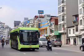 Hanoi launches additional electric bus routes to reduce greenhouse gas emissions into the environment. (Photo: VNA)