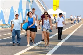 Foreign tourists visit Da Nang city (Photo: VNA)