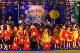 Truong Sa children receive gifts (Photo: VNA)