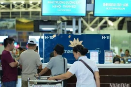 Passengers on first Hanoi-Chengdu flight (Photo: nhandan.vn)