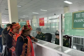 Border guards at Ma Lu Thang Border Guard Station processing exit procedures for people (Photo: baolaichau.vn).