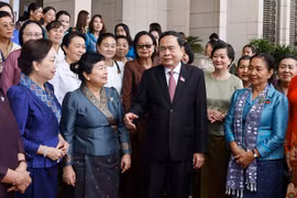 National Assembly Chairman Tran Thanh Man welcomes Lao and Cambodian women and female entrepreneurs (Photo: VNA)