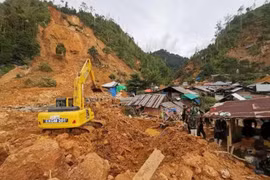 Rescuers conduct rescue operation after landslides hit Tulabolo village in Bone Bolango, Gorontalo province, Indonesia, July 10, 2024 (Photo: Xinhua)