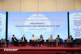Speakers share opinions at session on Overseas Vietnamese and the development of high technology in Vietnam (Photo: VNA)