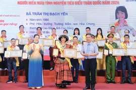 Outstanding blood donors receive certificates of merit (Photo: VNA)