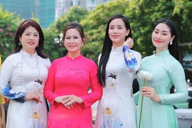Vietnamese women wearing ao dai - Illustrative image (Photo: VNA)