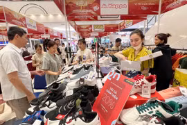 People shop at Aeon Mall Long Bien in Hanoi (Photo: VNA)