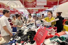 People shop at Aeon Mall Long Bien in Hanoi (Photo: VNA)