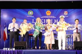 Quang Ngai leaders present flowers to representatives of units participating in the 2024 Programme on Pacific Partnership and Pacific Angel (Photo: VNA)