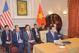 General Phan Van Giang having a phone call with retired Senator Patrick Leahy (Photo: qdnd.vn)
