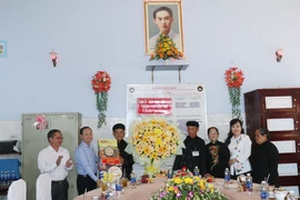Can Tho leaders present gifts to the city’s Hoa Hao Buddhist Sangha (Photo: VNA)