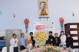 Can Tho leaders present gifts to the city’s Hoa Hao Buddhist Sangha (Photo: VNA)