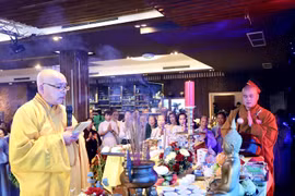 Venerable Thich Tu Nhon, head of Tu An Pagoda (Berlin), presides over a requiem for martyrs. (Photo: VNA)