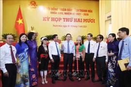 National Assembly Chairman Tran Thanh Man (C) and Thanh Hoa's leading officials (Photo: VNA)