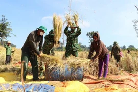 Border guards lend helping hand to ethnic people