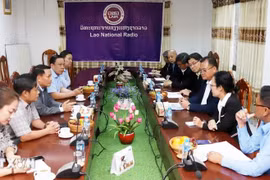At the courtesy call by a delegation of the Vietnam Journalists Association to to Lao Deputy Minister of Information, Culture and Tourism Vansy Kuamua. (Photo: VNA)