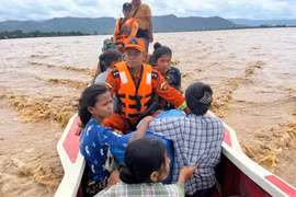 Rescuers evacuate people from flooded areas in Nay Pyi Taw, Myanmar, on September 13 (Photo: XINHUA/VNA)