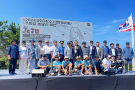 Delegates of the Tourism Association of Ninh Thuan province take a group photo at the 2nd Jeju International Super Cup Kitesboarding Competition. (Photo: Tourism Association of Ninh Thuan province)