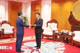 Vietnamese Ambassador to Laos Nguyen Minh Tam (left) presents his credentials to Lao Party General Secretary and President Thongloun Sisoulith on September 30. (Photo: VNA)