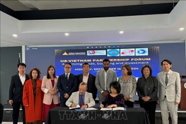 HAMEE and AACC sign a memorandum of understanding on strengthening trade and investment cooperation at the forum. (Photo: VNA)