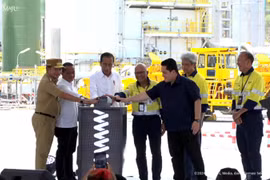 President Joko Widodo officiates PT Amman Mineral Internasional Tbk’s copper smelter and gold refinery in West Sumbawa regency, West Nusa Tenggara province. (Photo: Presidential Secretariat)