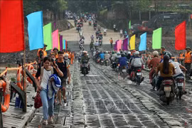 Pontoon bridge opened to traffic on September 30 after Typhoon Yagi (Photo: VNA)