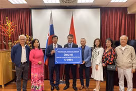 The Vietnamese Embassy in Slovakia receives token of relief worth over 17,000 EUR (19,000 USD) raised by the Vietnamese community in the European country (Photo: VNA)