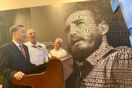 To Lam tours the Fidel Castro Centre in Havana as part his official visit to Cuba in his capacity as Minister of Public Security. (Photo: VNA)