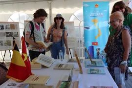 The book on the path to socialism in Vietnam by late Party General Secretary Nguyen Phu Trong displayed at the the annual Manifiesta (Solidarity) Festival in Belgium. (Photo: VNA)