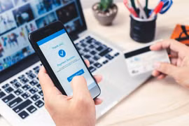 A customer makes an online transaction. (Photo vietnamfinance.vn)