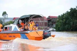 Prime Minister Pham Minh Chinh inspects the water level of Cau River in Van Tien commune, Viet Yen township, Bac Giang province. (Photo: VNA)