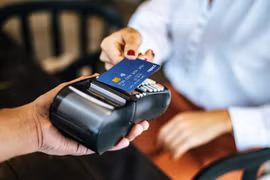 A customer uses a card for payment at a point-of-sale (Photo: VNA).