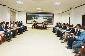 A delegation of the Communist Party of Vietnam (CPV) Central Committee’s Commission for Information and Education on September 25 pays a courtesy visit to Khamphanh Pheuyavong, Secretary of the Lao People’s Revolutionary Party (LPRP) Central Committee and head of its Commission for Propaganda and Training. (Photo: VNA)