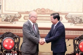 Phan Van Mai (R), Chairman of the municipal People’s Committee, hosts advisor to the Japan-Vietnam Friendship Parliamentary Alliance Tsutomu Takebe (Photo: VNA)