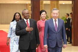 Party General Secretary and President To Lam (R), Guinea-Bissau President Umaro Sissoco Embaló and their spouses at the banquet. (Photo: VNA)