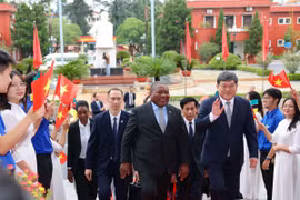 Mozambican President Filipe Jacinto Nyusi tours the Ho Chi Minh National Academy of Politics (HCMA) in Hanoi on September 10 (Photo: VNA)