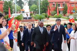 Mozambican President Filipe Jacinto Nyusi tours the Ho Chi Minh National Academy of Politics (HCMA) in Hanoi on September 10 (Photo: VNA)