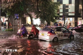 Flooding at the intersection of Ba Trieu and Tran Nhan Tong streets in Hai Ba Trung district, Hanoi. (Photo: VNA)