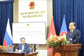 Chairman of the National Assembly Tran Thanh Man speaks at the meeting with the Vietnamese community in Moscow. (Photo: VNA)