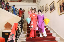 At the 'Ao dai' show taking place as part of the debut ceremony. (Photo: VNA)