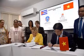 At the signing of the cooperation agreement between the Vietnam Bar Federation and the National Organisation of Collective Law Firms of Cuba (Photo: VNA)