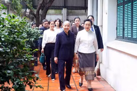 Naly Sisoulith, the spouse of General Secretary of the Lao People's Revolutionary Party Central Committee and President of Laos Thongloun Sisoulith visits Ngo Thi Man, the widow of late General Secretary of the Communist Party of Vietnam Central Committee Nguyen Phu Trong. (Photo: VNA)
