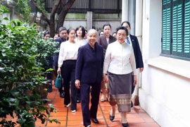 Naly Sisoulith, the spouse of General Secretary of the Lao People's Revolutionary Party Central Committee and President of Laos Thongloun Sisoulith visits Ngo Thi Man, the widow of late General Secretary of the Communist Party of Vietnam Central Committee Nguyen Phu Trong. (Photo: VNA)
