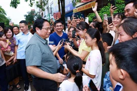 PM Pham Minh Chinh visits residents of the Thong Nhat social housing project in Bac Ninh city on September 22. (Photo: VNA)