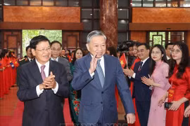 Vietnamese and Lao leaders at the meeting (Photo: VNA)
